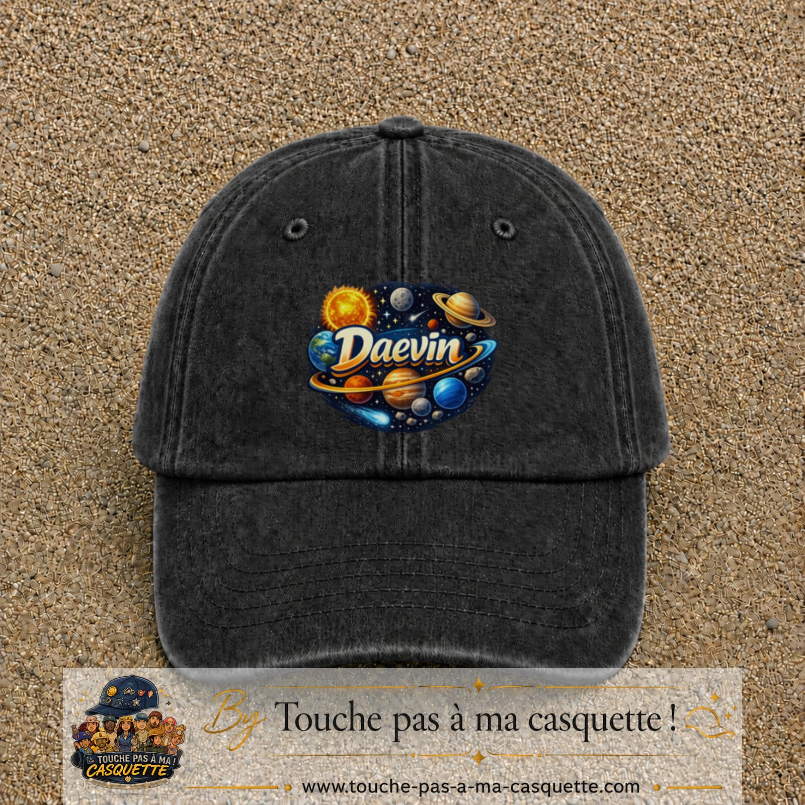 Casquette Noir délavé avec motif Prénom Daevin dans le système solaire en 7 cm – vue principale