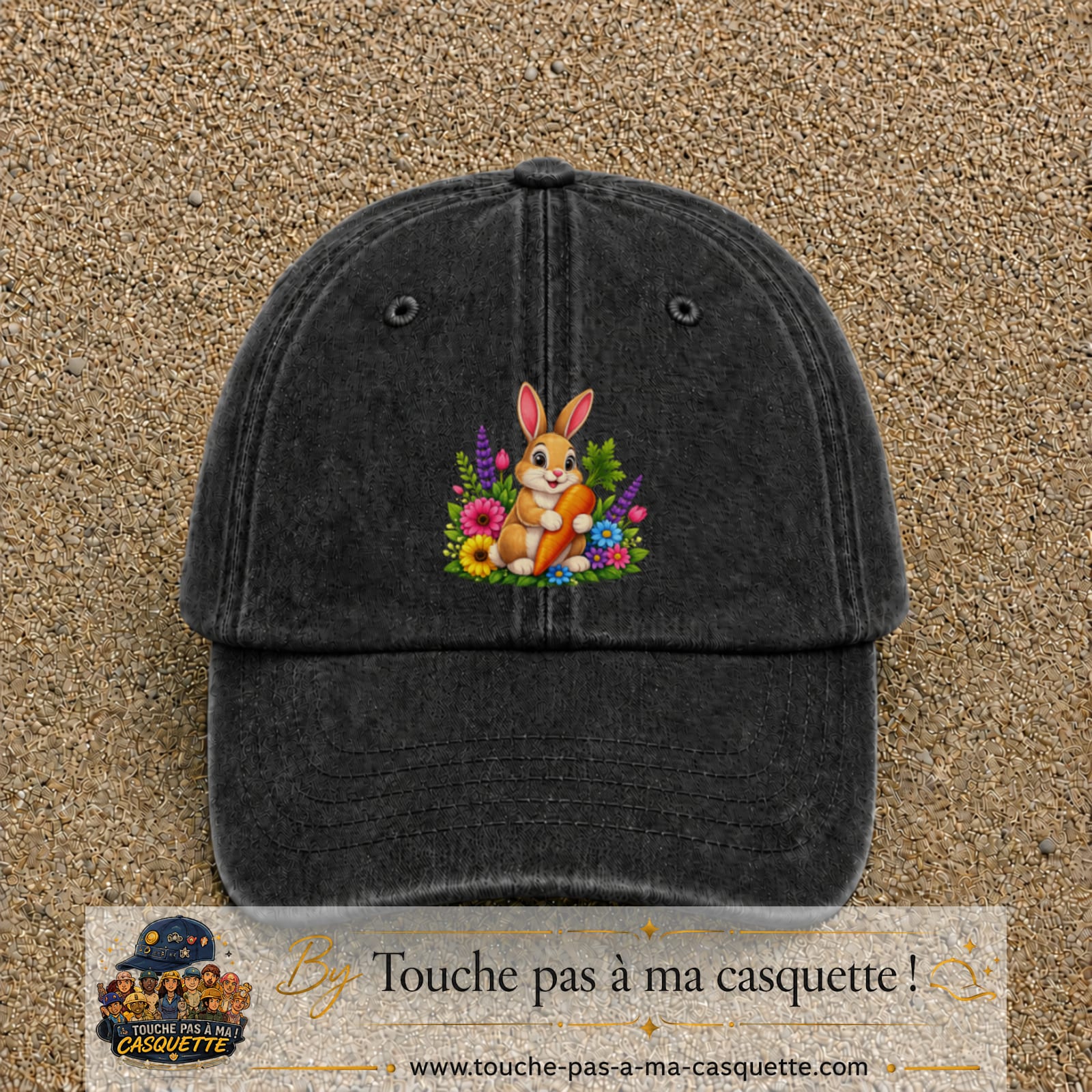 Casquette Noir délavé avec motif Lapin avec carotte et fleurs en 7 cm – vue principale