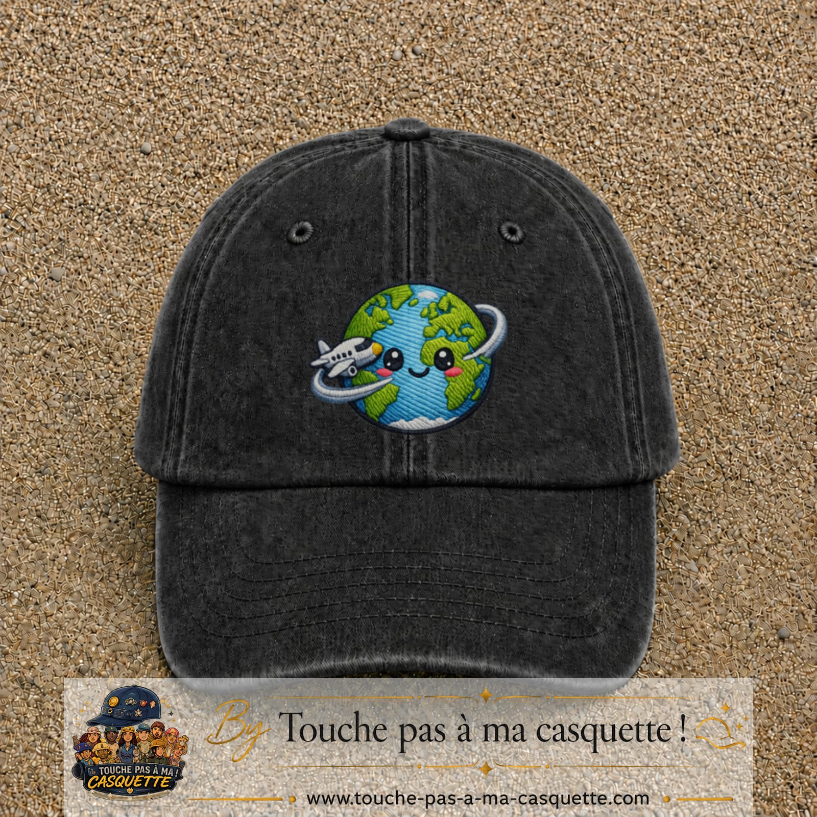 Casquette Noir délavé motif Globe voyageur avec avion 7 cm - vue principale