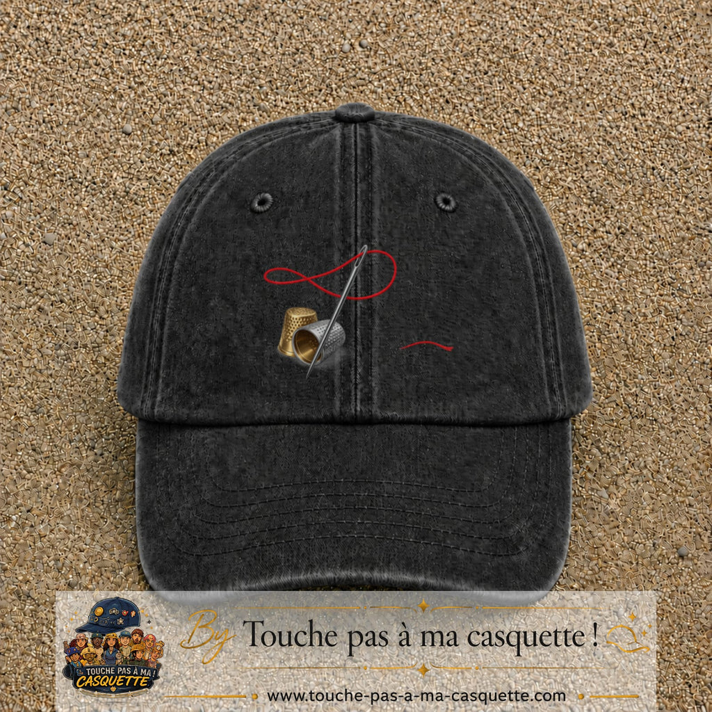 Casquette Noir délavé 100% coton avec motif Aiguille et fil rouge 7 cm - image principale
