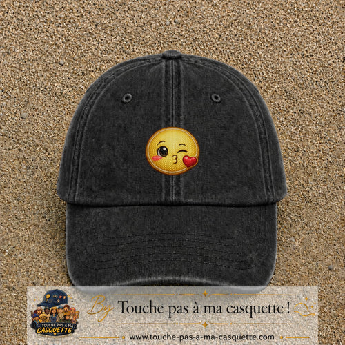 Casquette baseball Noir délavé 100% coton avec visuel Emoji bisou cœur 5 cm - image produit principale